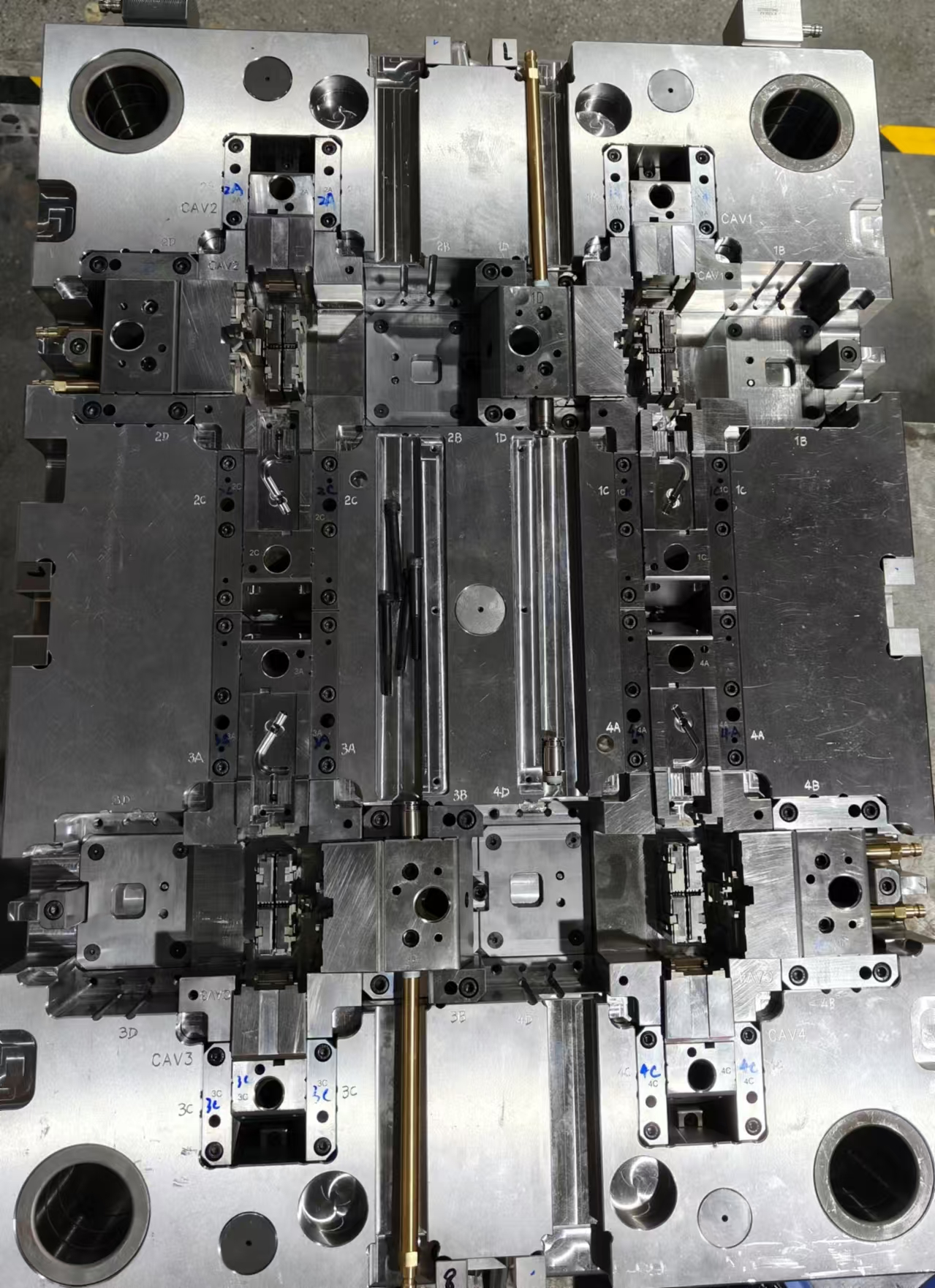 precision injection mold1