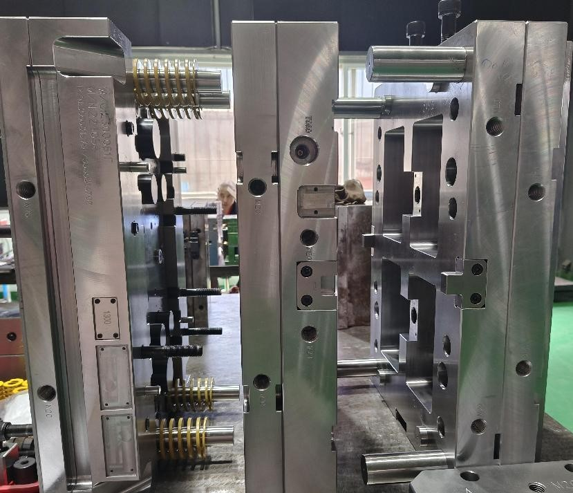 precision injection mold4